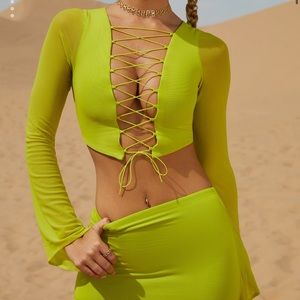 Oh Polly “RIVERSIDE”
Lace Up Long Sleeve Crop Top in Lime